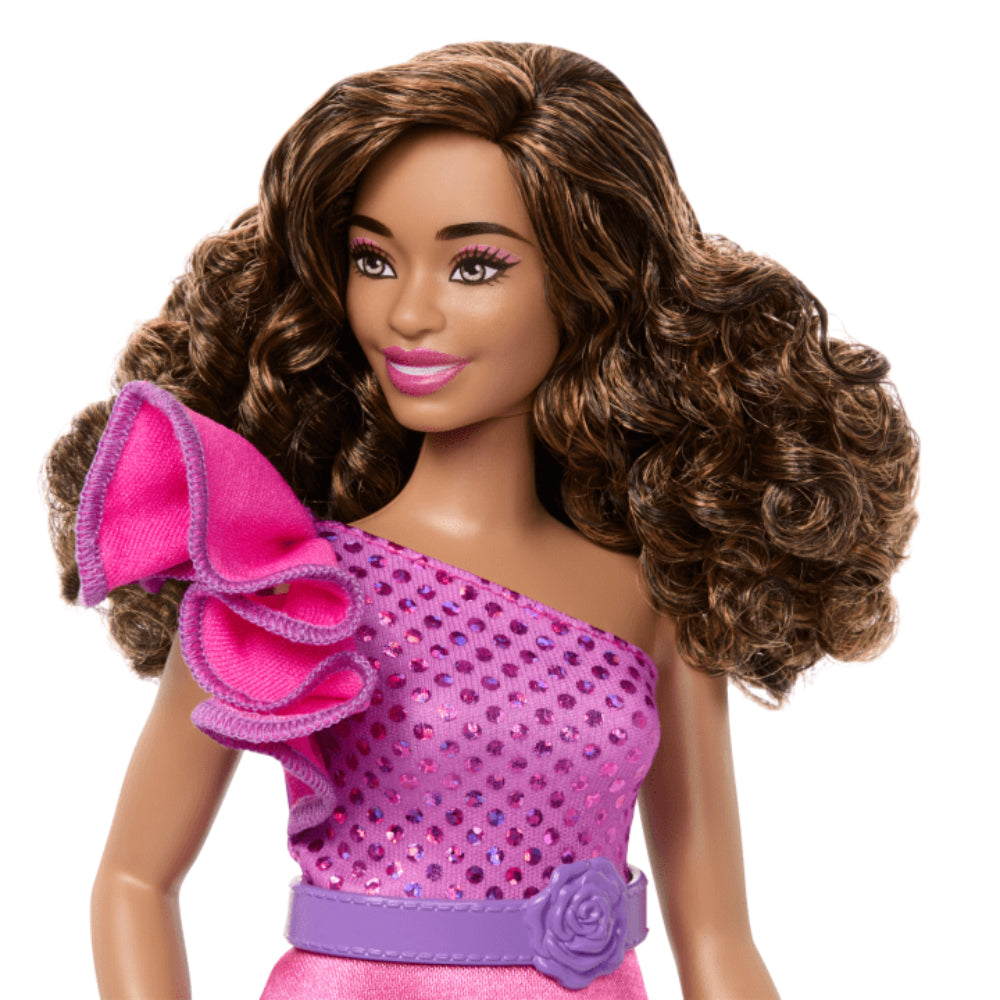 Muñeca Barbie Fashionistas con curvas y cabello castaño y vestido rosa brillante