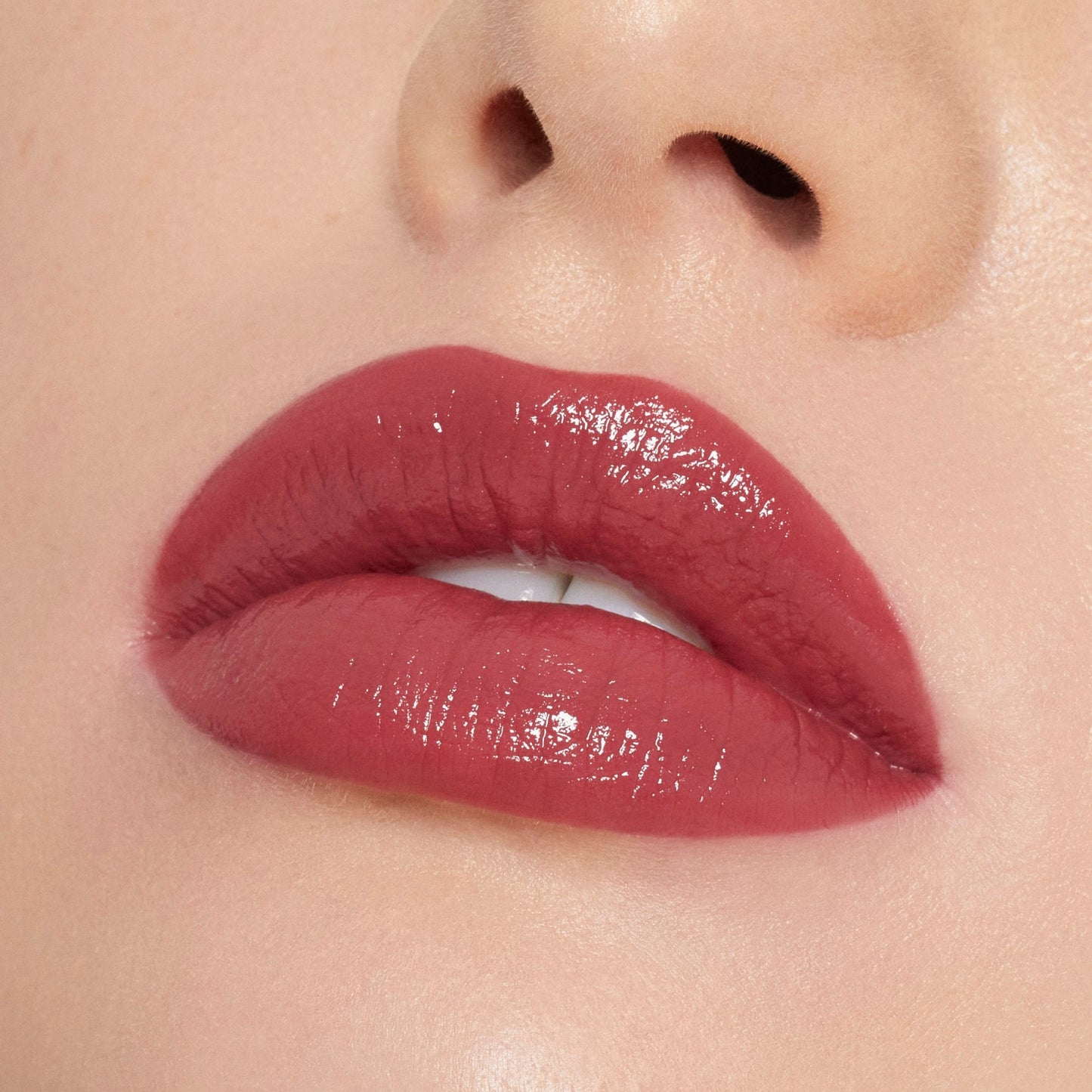 Laca de labios A Whole Lewk Lip Shine de Kylie Cosmetics de 0,09 oz., fórmula no pegajosa