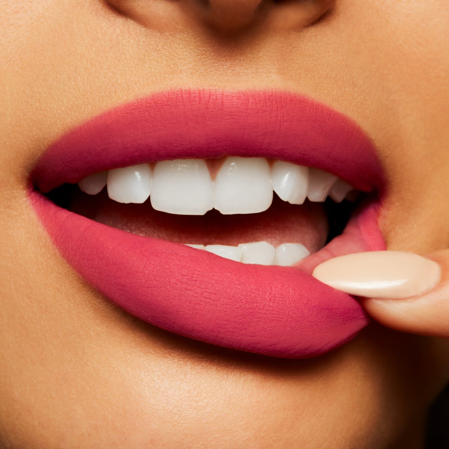 Lápiz labial líquido MAC Powder Kiss: un poco domesticado