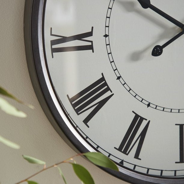 Reloj de pared tradicional redondo de 20" de metal de UMA Enterprises, color blanco