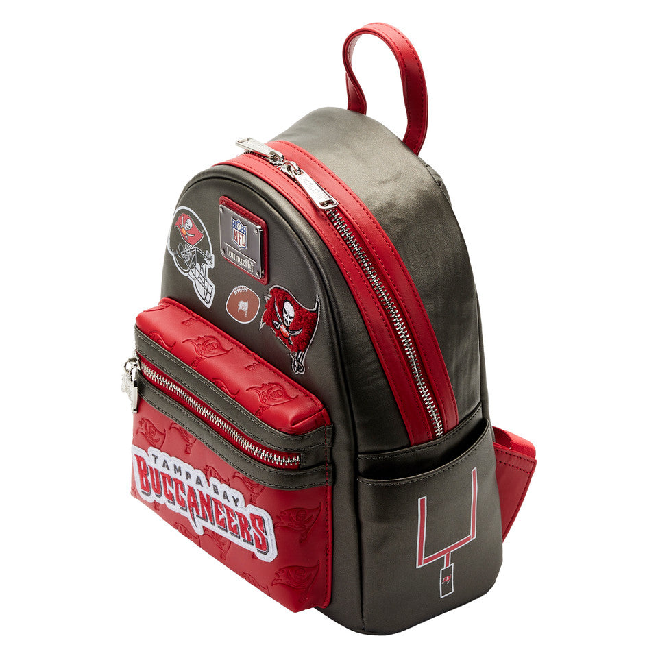 Mochila pequeña Loungefly de 10" con parches de los Tampa Bay Buccaneers de la NFL en poliuretano, color negro y rojo