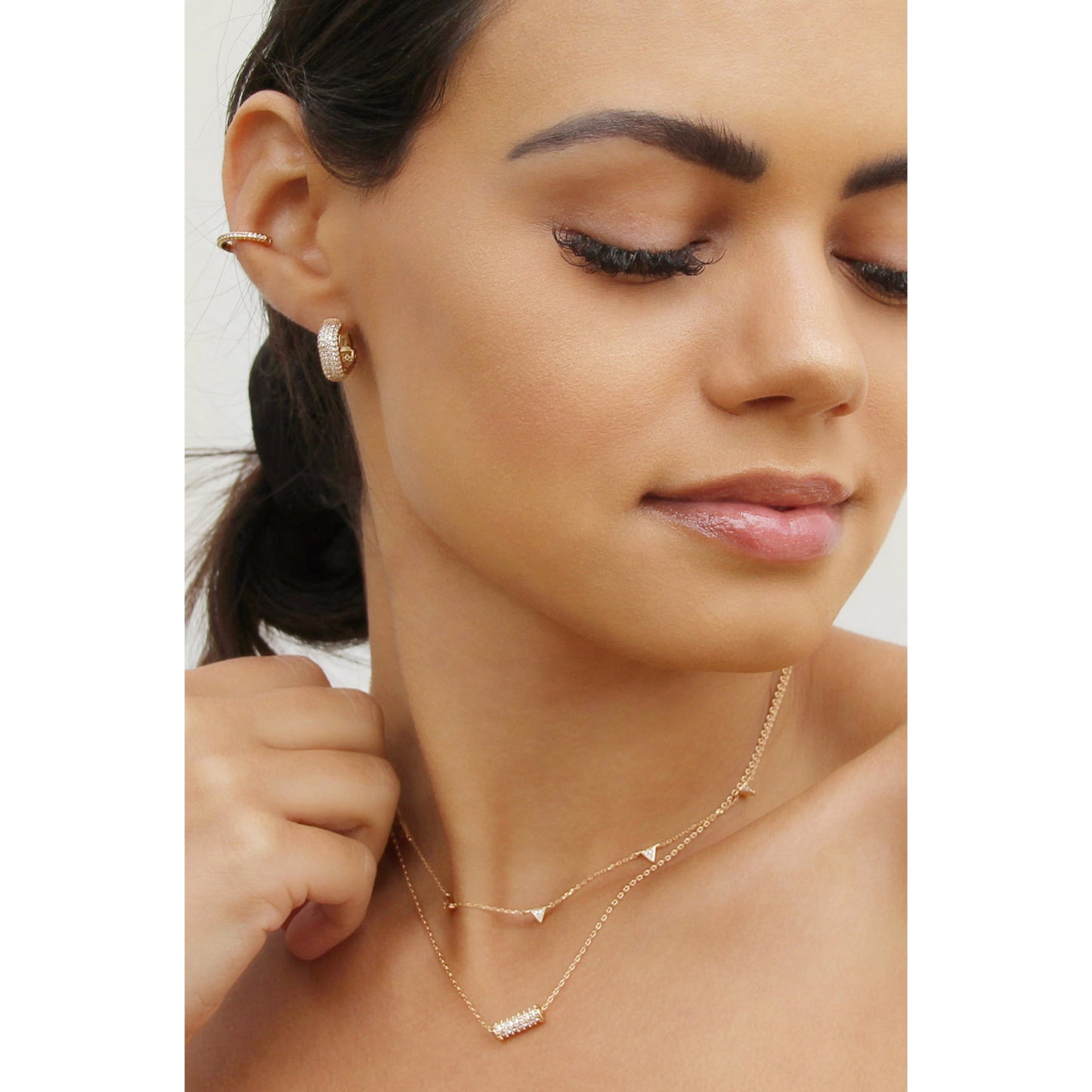 Aros pequeños chapados en oro de 18 k con cristales Little Reminders de Ettika para mujer