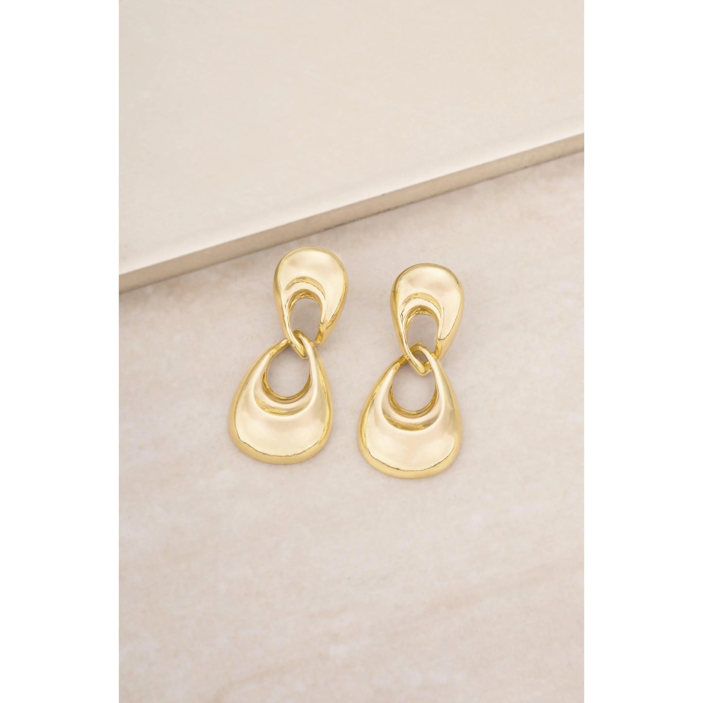 Pendientes Ettika Infinity bañados en oro de 18 quilates para mujer