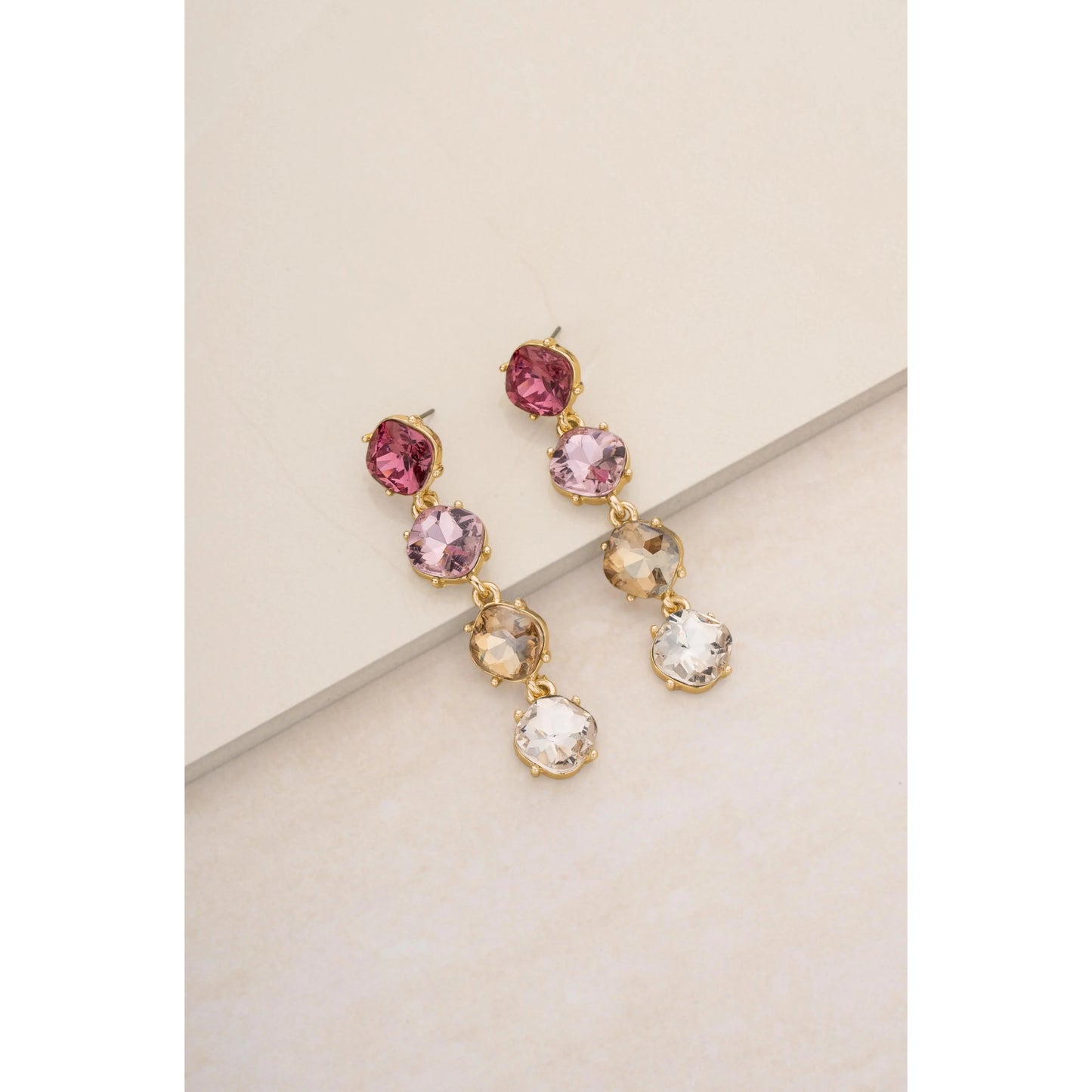 Pendientes chapados en oro de 18 k para mujer con cristales mixtos rosados ​​de Ettika Four The Money