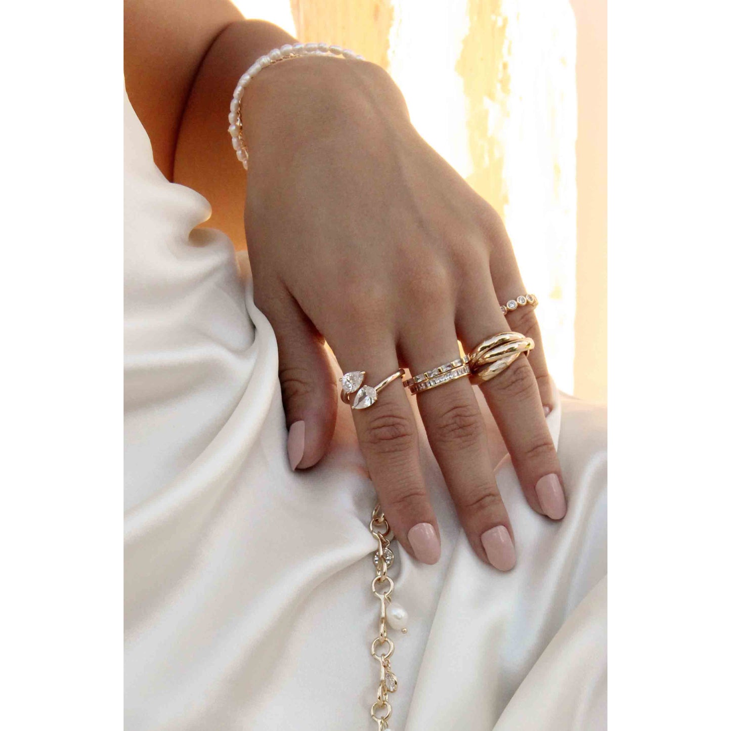 Anillo envolvente con forma de lágrima de cristal transparente en tono dorado para mujer de Ettika - Talla 6