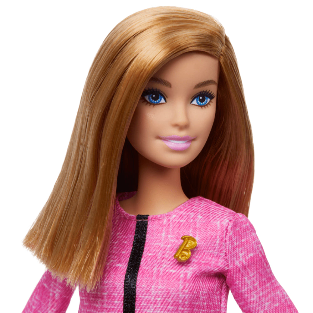 Muñeca Barbie Future Leader rubia con atuendo con 2 brazaletes dorados y broche