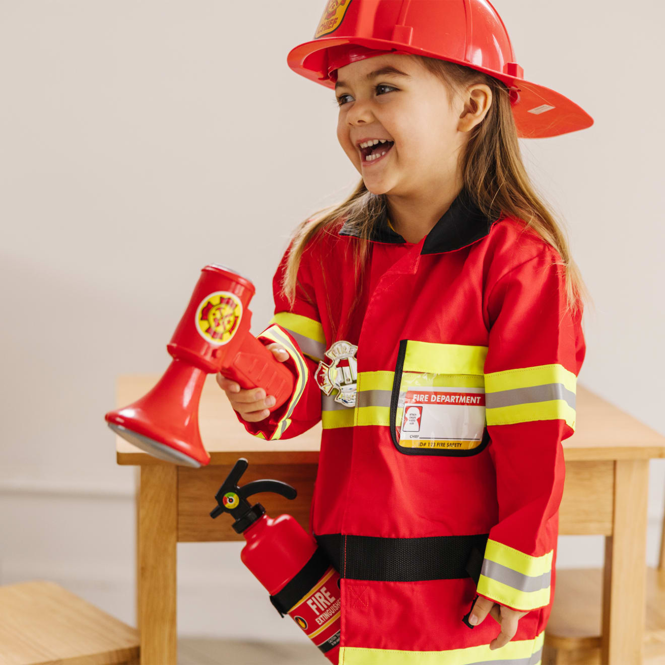 Conjunto de disfraz para juego de rol de jefe de bomberos para niños de Melissa &amp; Doug