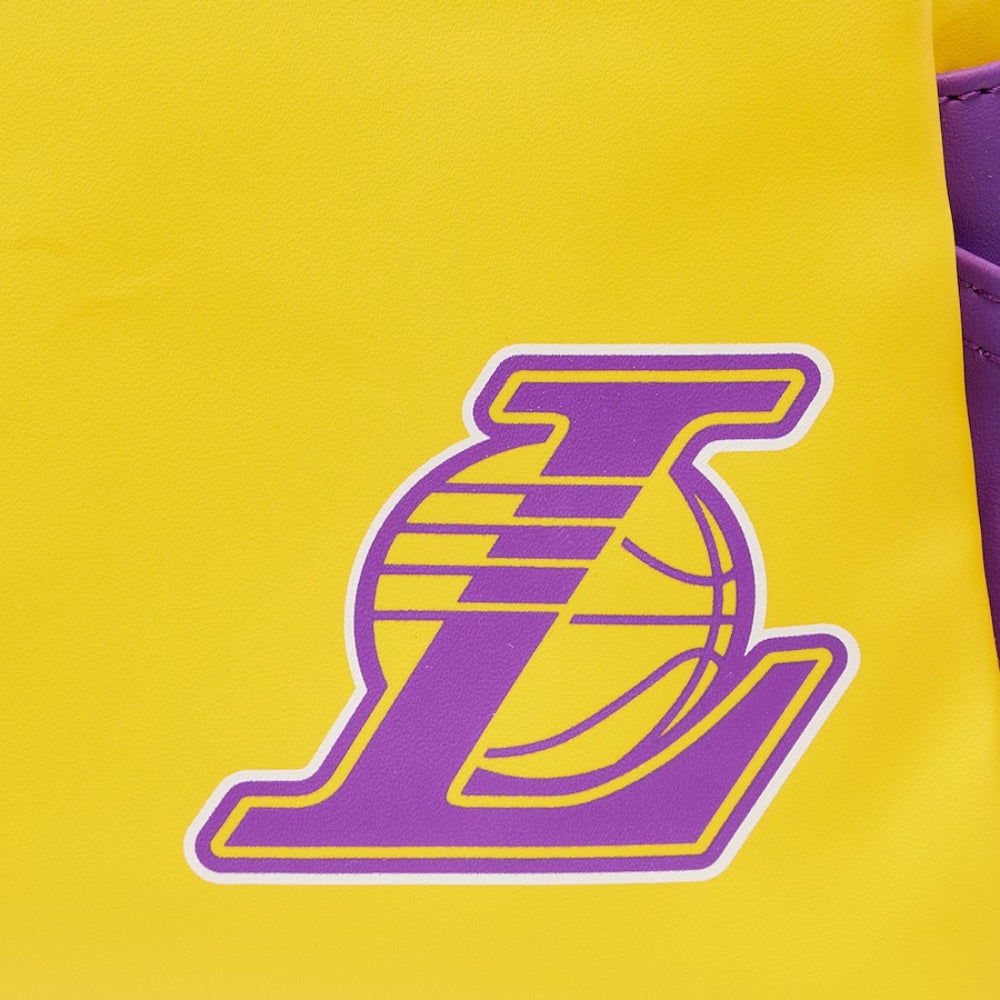 Mochila pequeña Loungefly de poliuretano con parches de los Lakers de la NBA de 10" en morado