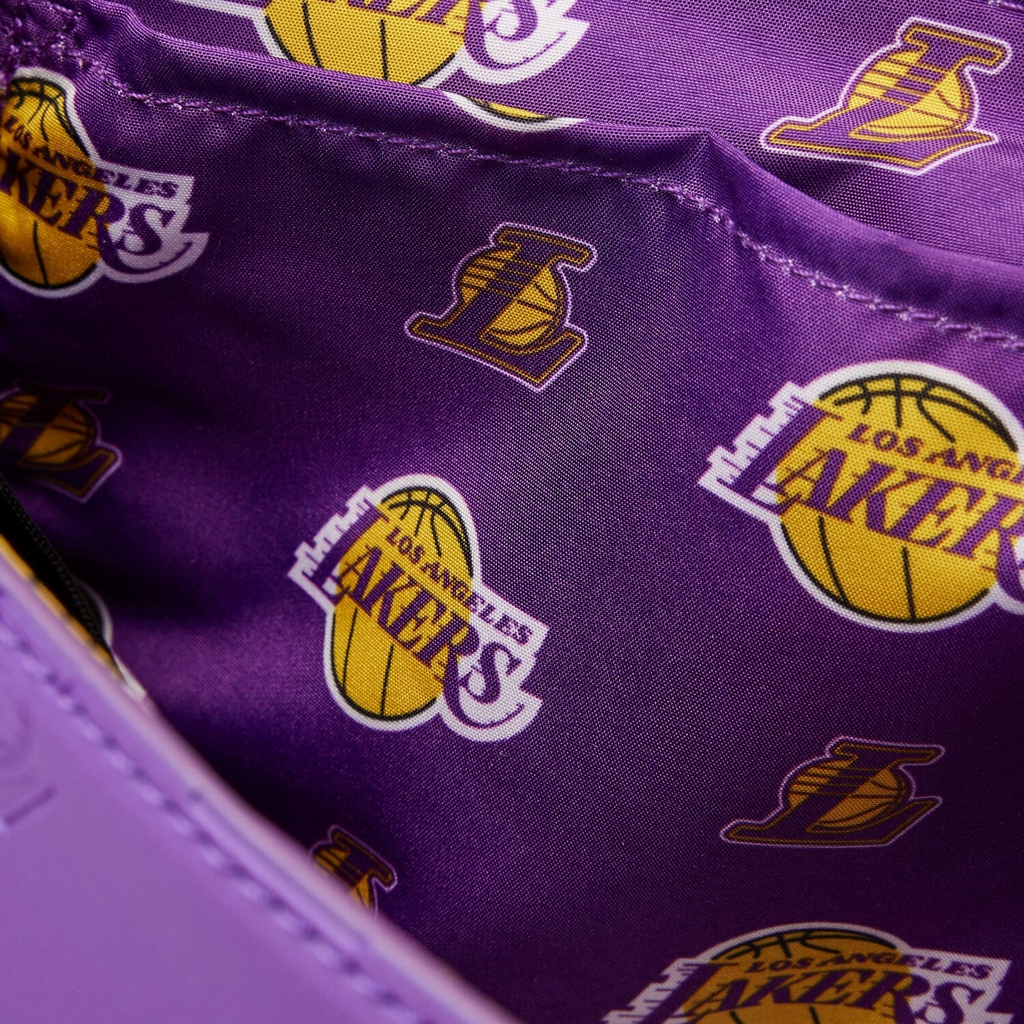 Bolso bandolera Loungefly de 7" con parches de la NBA Los Angeles Lakers en piel sintética, morado y amarillo