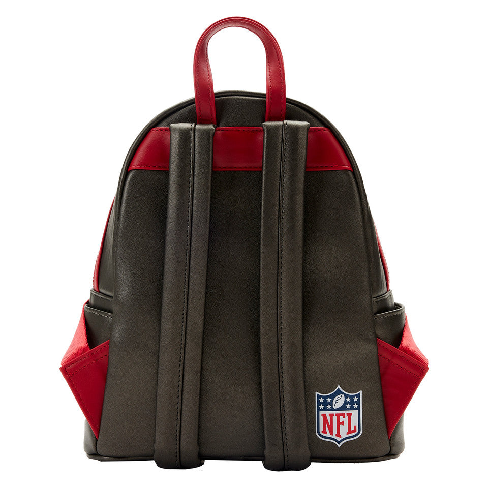 Mochila pequeña Loungefly de 10" con parches de los Tampa Bay Buccaneers de la NFL en poliuretano, color negro y rojo