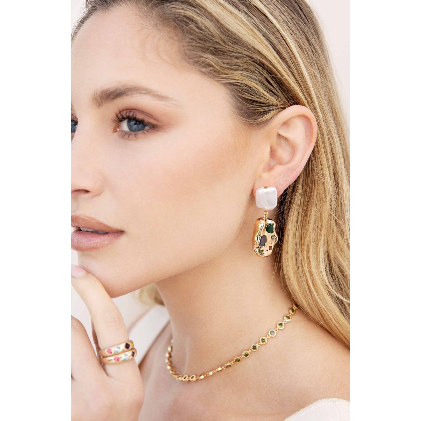 Pendientes chapados en oro de 18 k para mujer con pepitas de cristal y perlas de arcoíris de Ettika