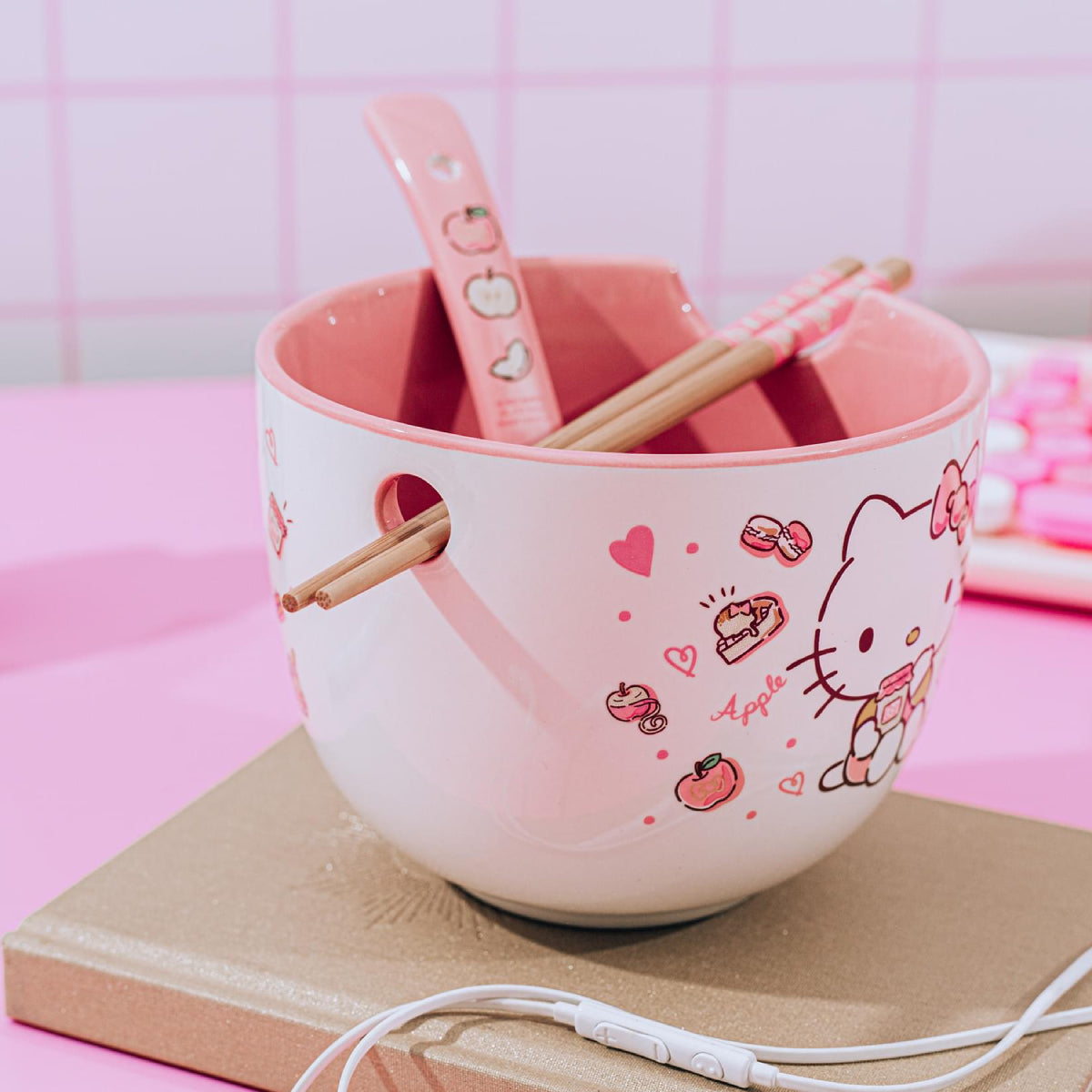 Sanrio Hello Kitty Apples and Cinnamon 20 oz Ramen Bowl and Chopstick Set