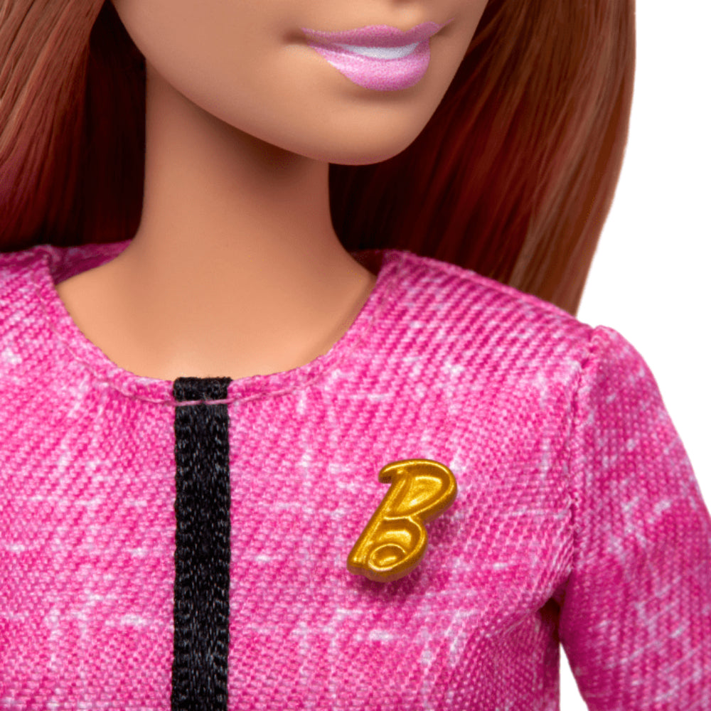 Muñeca Barbie Future Leader rubia con atuendo con 2 brazaletes dorados y broche