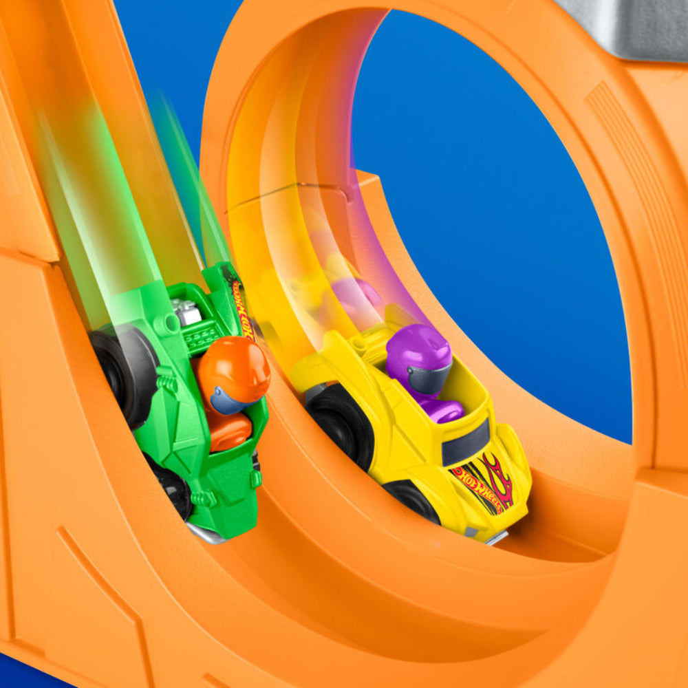 Pista de carreras con acrobacias en espiral de Little People Hot Wheels