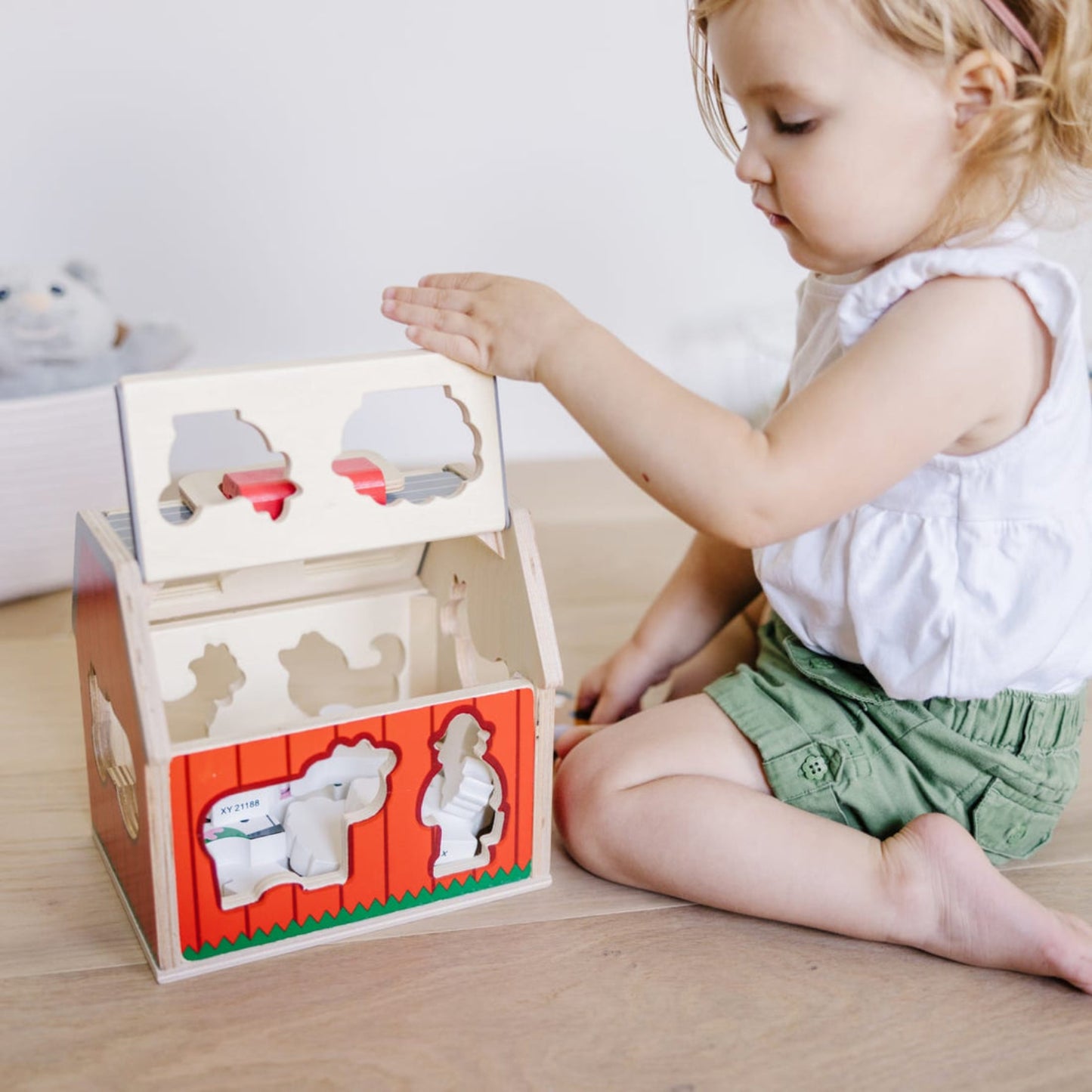 Melissa & Doug Take-Along Wooden Sorting Barn with Flip-Up Roof and Handle