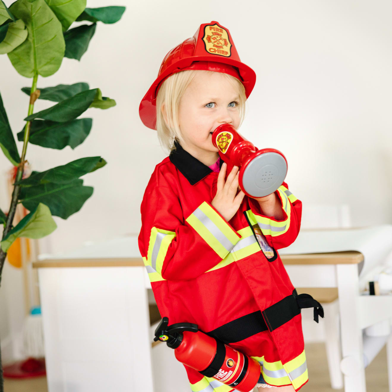 Conjunto de disfraz para juego de rol de jefe de bomberos para niños de Melissa &amp; Doug