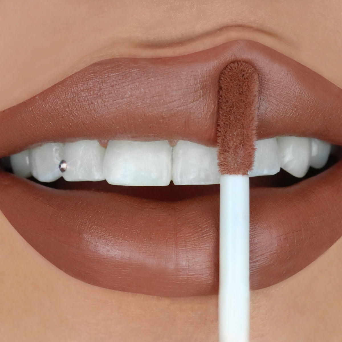 Lápiz labial líquido Velvet Stay de Beauty Creations - Chocolate con leche (marrón)