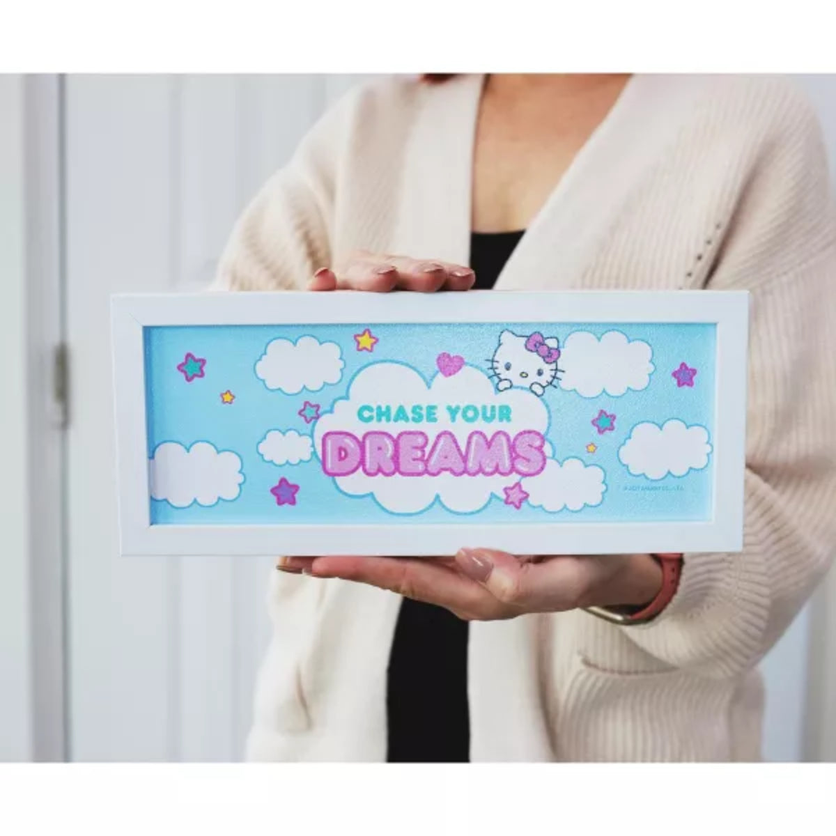 Letrero colgante de madera de Hello Kitty de 12" x 5" con la frase "Chase Your Dreams" para pared enmarcado