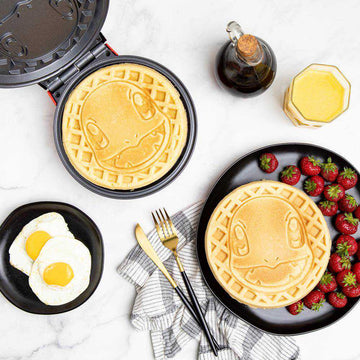 Uncanny Brands WM1/POK/CHA Pokémon Charmander Waffle Maker - Black/Red