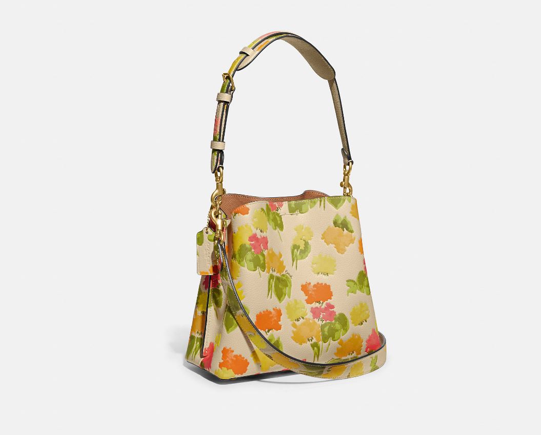 Bolso tipo cubo de piel con estampado floral Willow Pebble de Coach, color amarillo