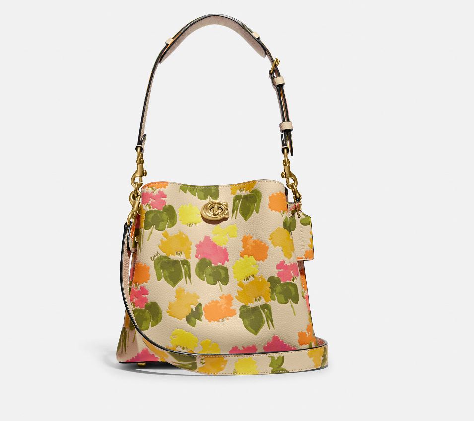 Bolso tipo cubo de piel con estampado floral Willow Pebble de Coach, color amarillo