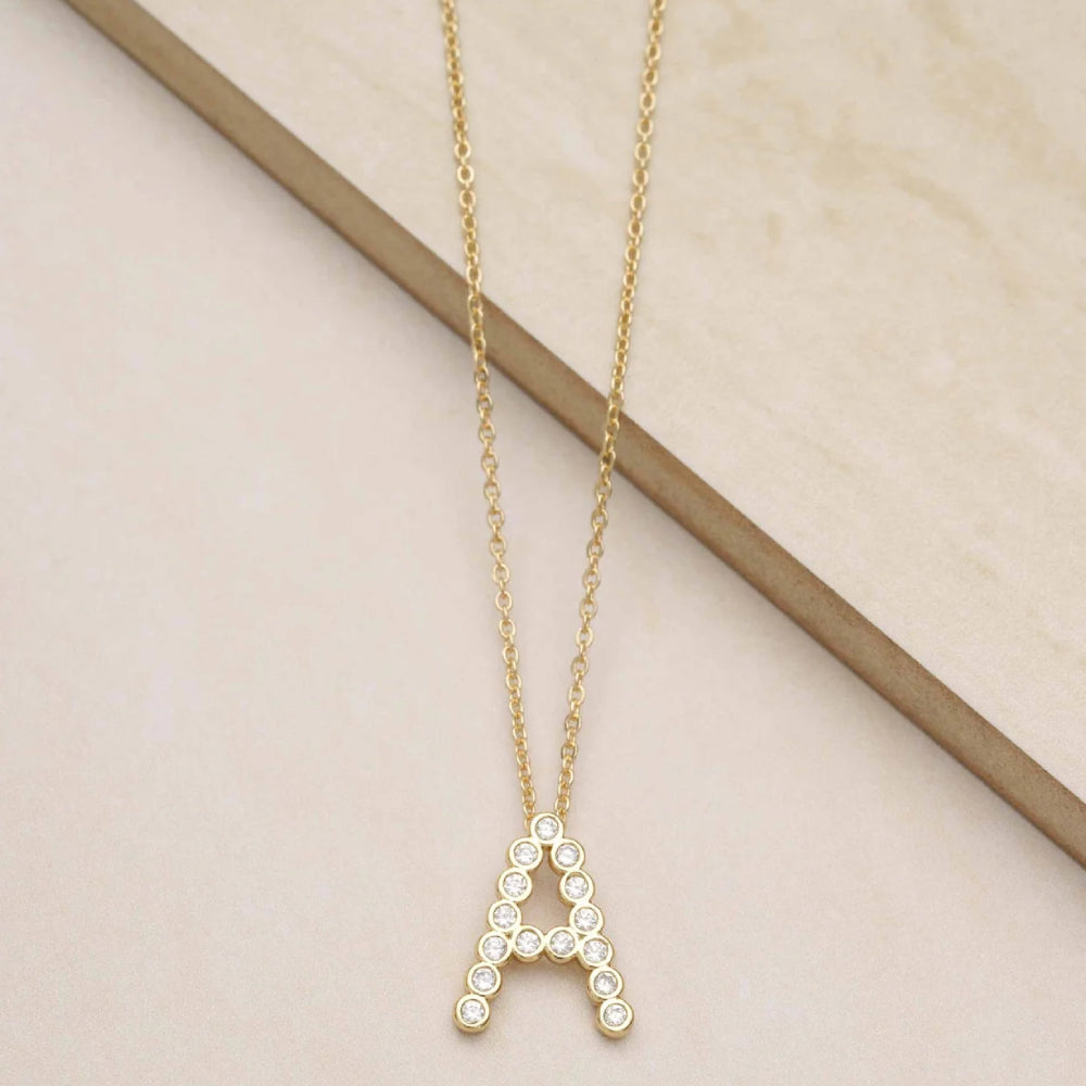 Collar con colgante de inicial "A" de cristal simple de 16,5" de Ettika en baño de oro de 18 k sobre latón y acero
