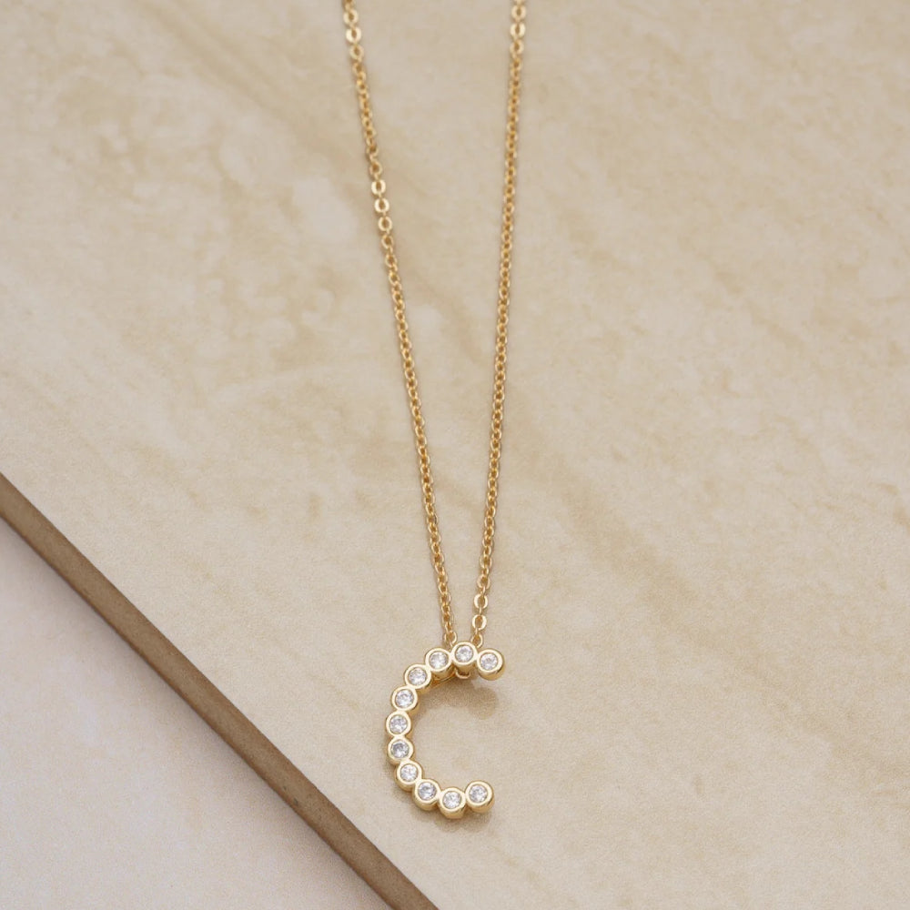 Collar con colgante de inicial "A" de cristal simple de 16,5" de Ettika en baño de oro de 18 k sobre latón y acero