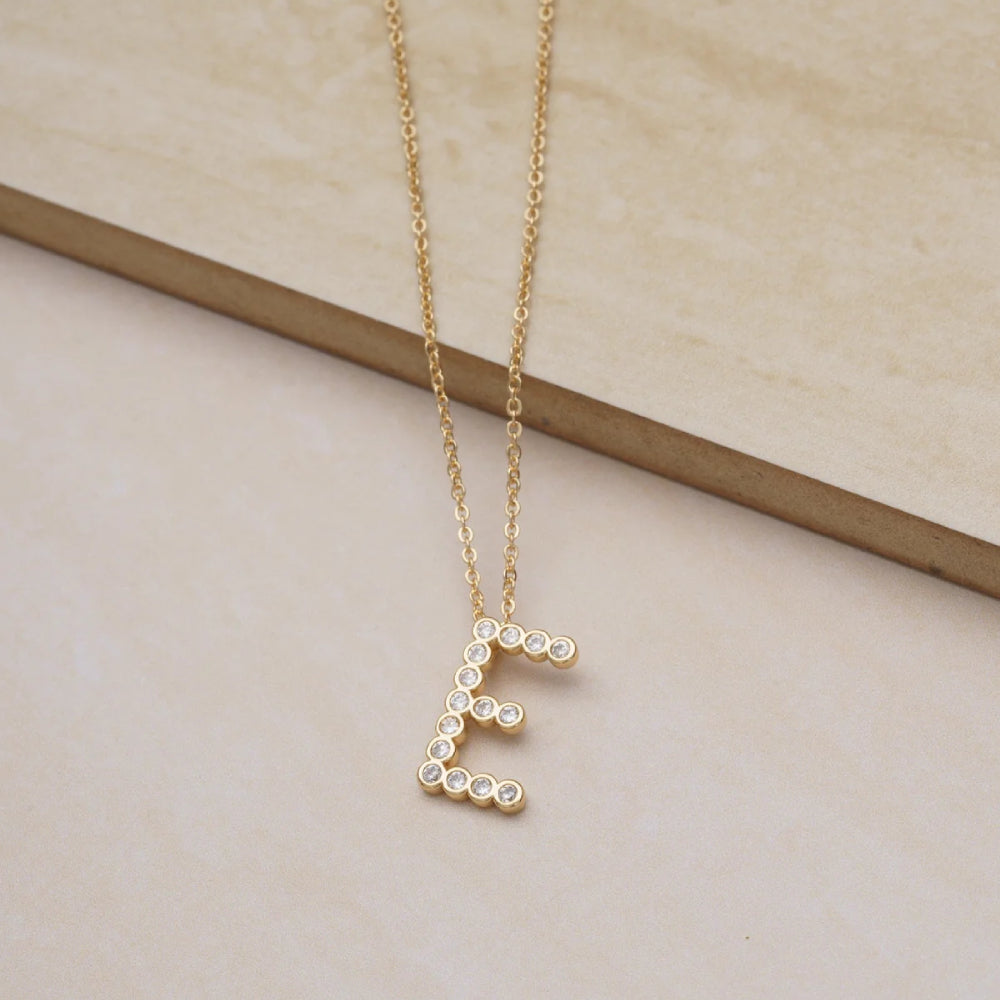 Collar con colgante de inicial "A" de cristal simple de 16,5" de Ettika en baño de oro de 18 k sobre latón y acero