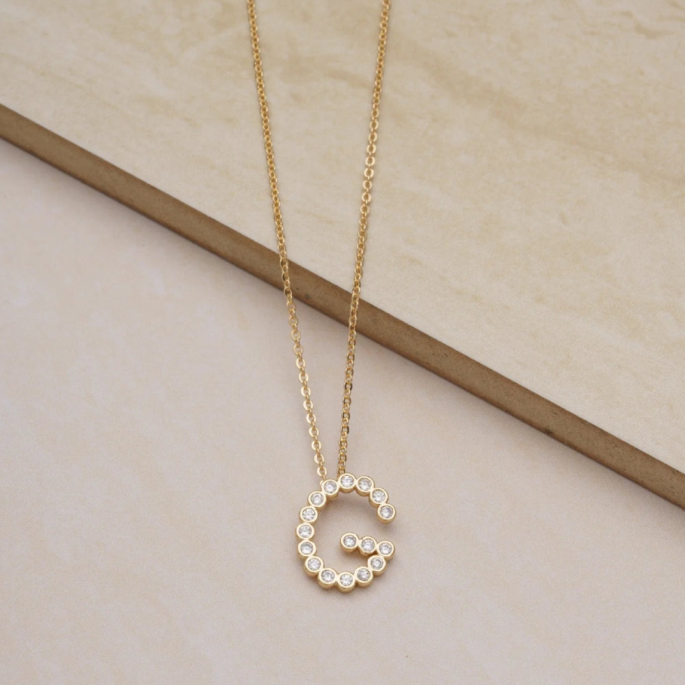Collar con colgante de inicial "A" de cristal simple de 16,5" de Ettika en baño de oro de 18 k sobre latón y acero