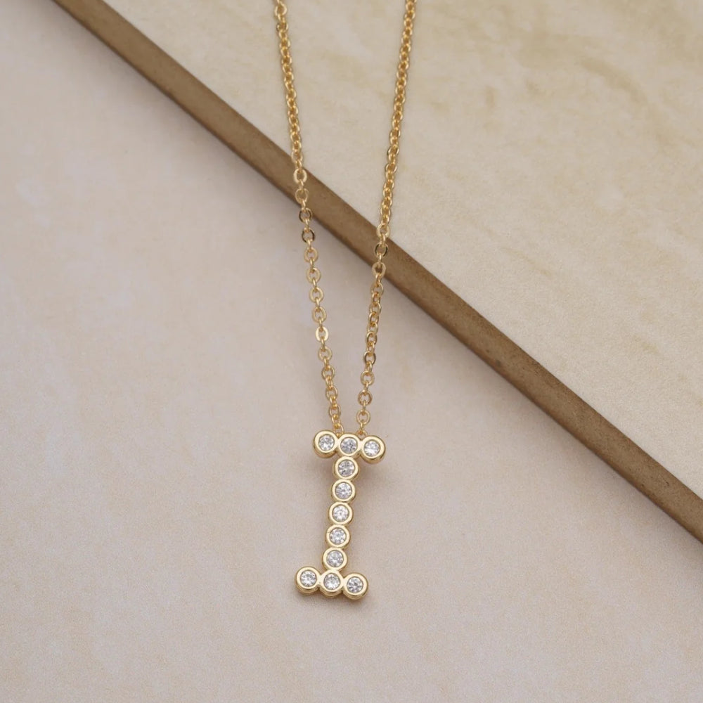 Collar con colgante de inicial "A" de cristal simple de 16,5" de Ettika en baño de oro de 18 k sobre latón y acero