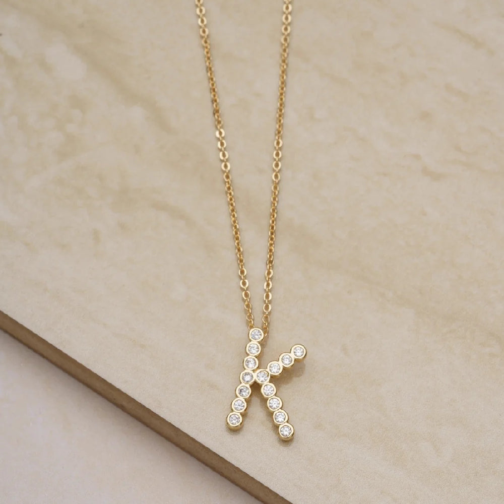 Collar con colgante de inicial "A" de cristal simple de 16,5" de Ettika en baño de oro de 18 k sobre latón y acero