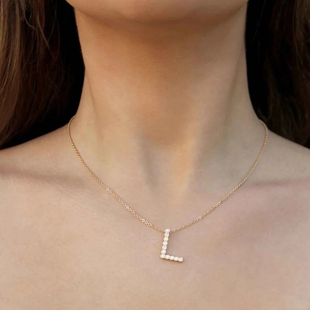 Collar con colgante de inicial "A" de cristal simple de 16,5" de Ettika en baño de oro de 18 k sobre latón y acero