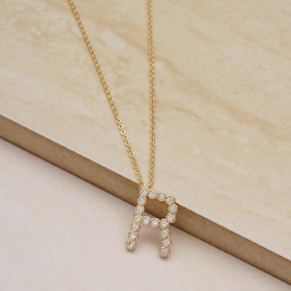 Collar con colgante de inicial "A" de cristal simple de 16,5" de Ettika en baño de oro de 18 k sobre latón y acero