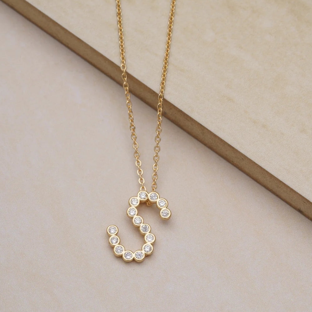 Collar con colgante de inicial "A" de cristal simple de 16,5" de Ettika en baño de oro de 18 k sobre latón y acero