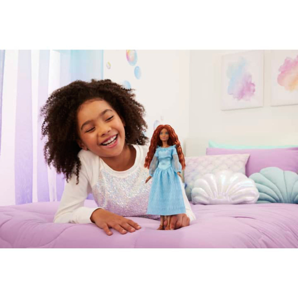Muñeca Ariel de La Sirenita de Mattel Disney en tierra con su característico vestido azul