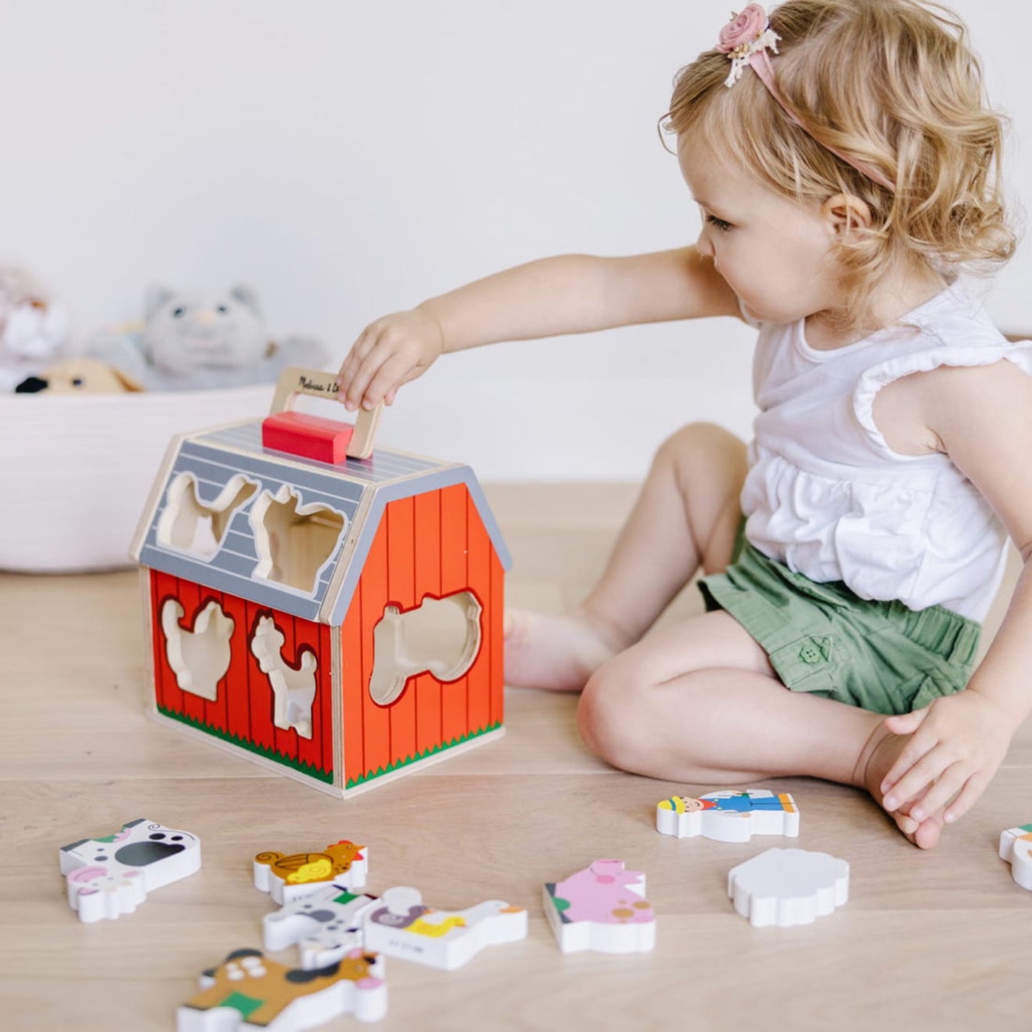 Melissa & Doug Take-Along Wooden Sorting Barn with Flip-Up Roof and Handle