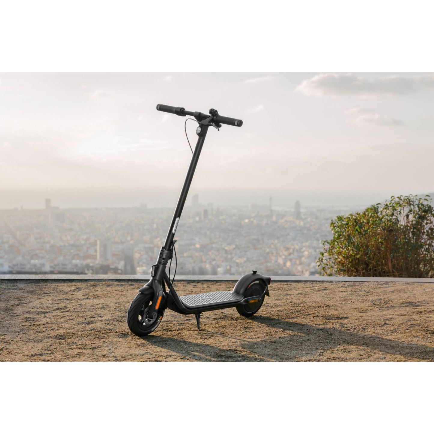 Patinete eléctrico Segway Ninebot F2 negro con velocidad máxima de 29 km/h