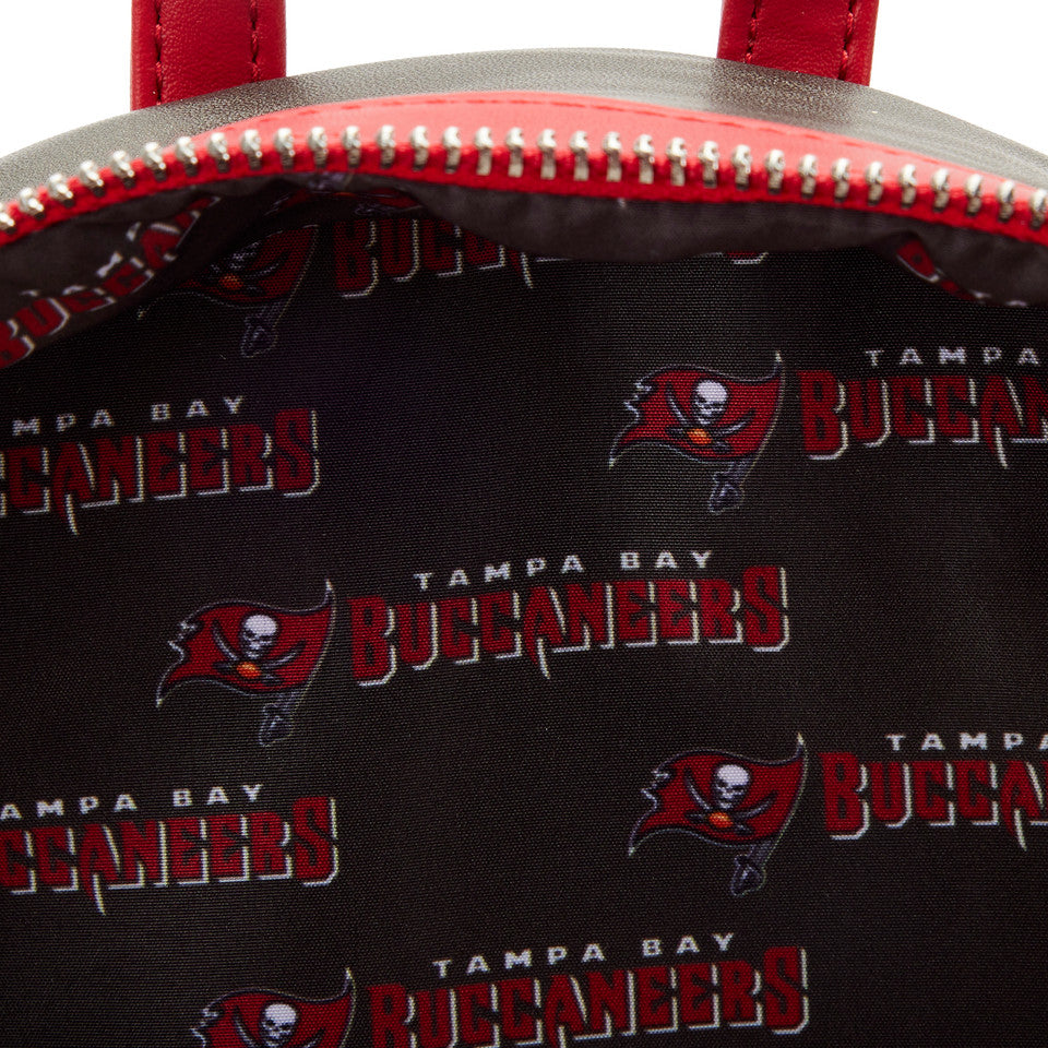 Mochila pequeña Loungefly de 10" con parches de los Tampa Bay Buccaneers de la NFL en poliuretano, color negro y rojo