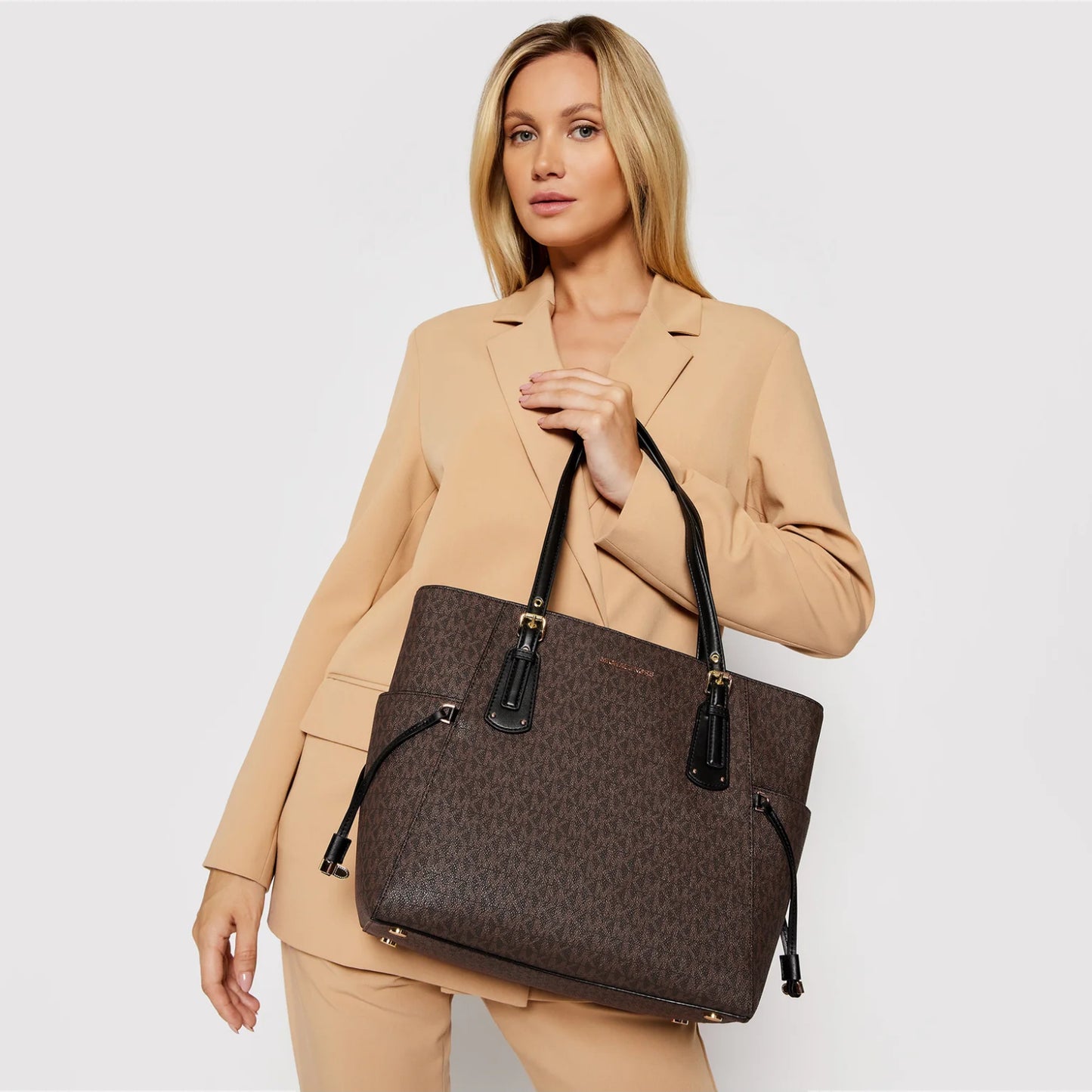 Michael Kors Voyager 11" East/West Tote - Brown/Black