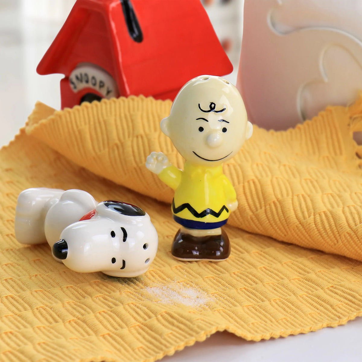 Salero y pimentero con figuras de Charlie Brown y Snoopy de Peanuts Classic Pals de Gibson (juego de 2)