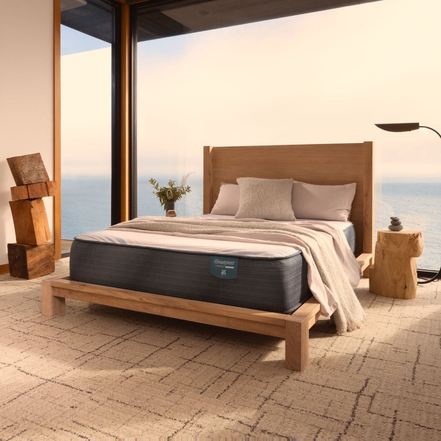 Colchón híbrido tamaño king Beautyrest Harmony Driftwood Bay con parte superior ajustada, firme, color gris y blanco