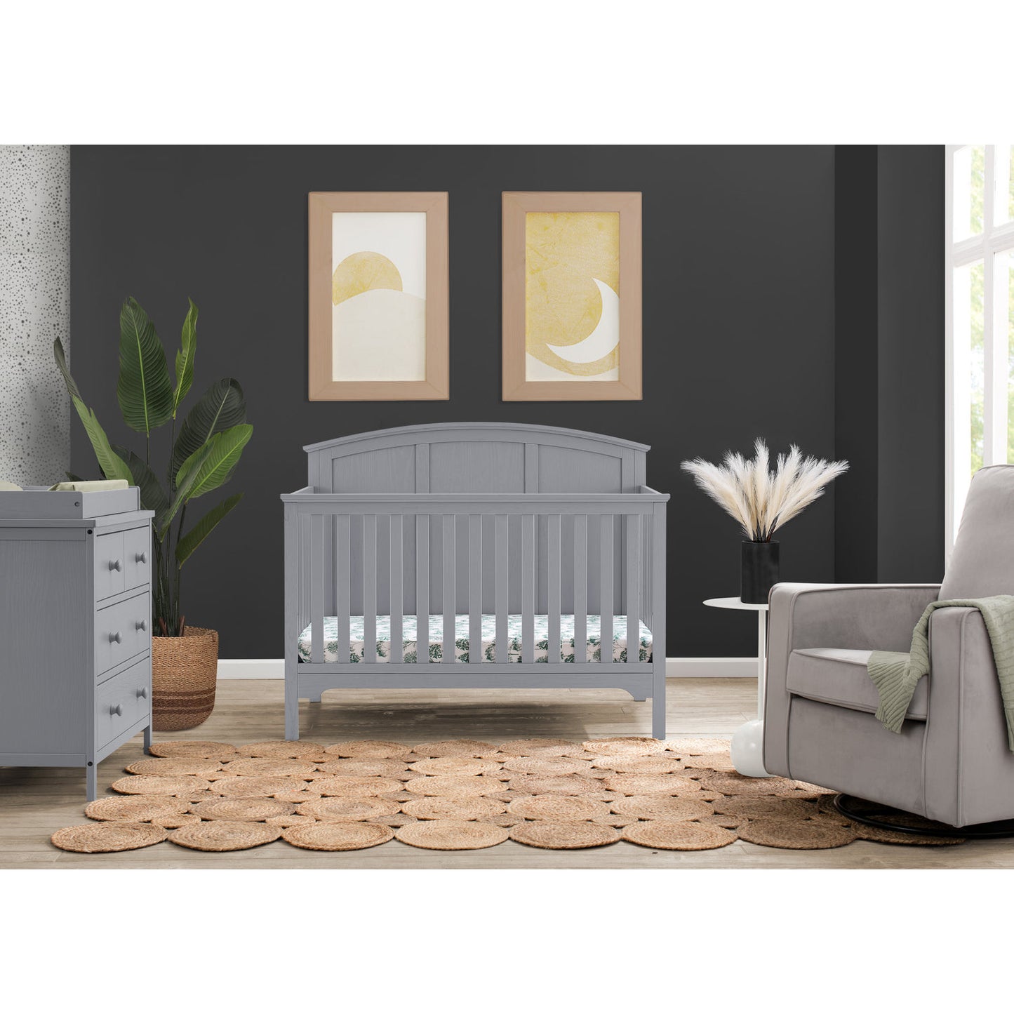 Cuna convertible de madera 6 en 1 con parte superior curvada en gris Sweet Beginnings de Delta Children