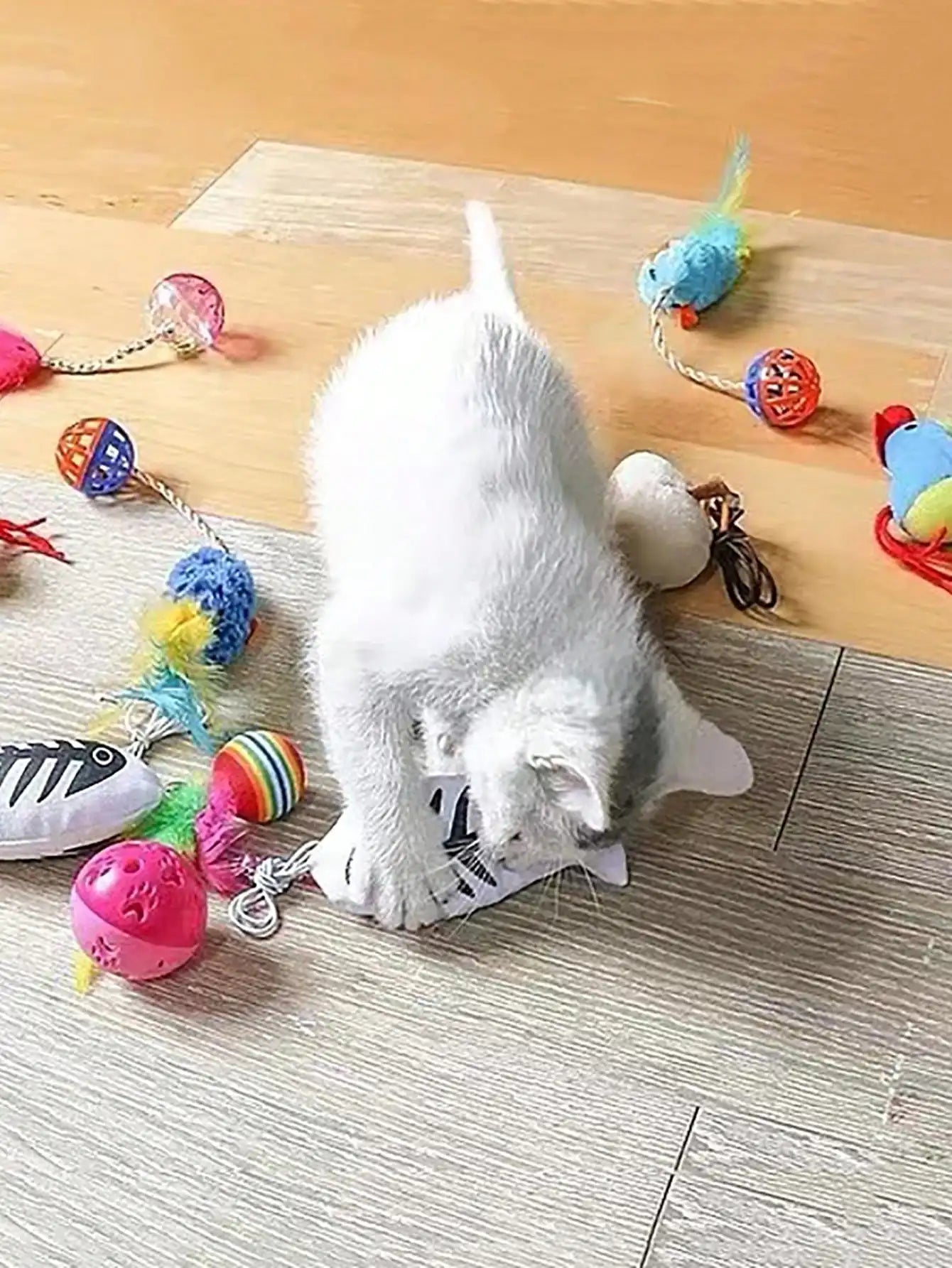 A stuffed mouse with a string sounding bell ball teases the Cat Mouse Cat Toy Feather Mouse Cat self-hi toy