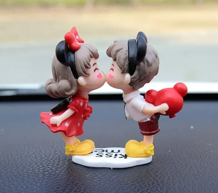 Mini Resin Couples Figurine Cute Lovers Balloon Ornament for Car Dashboard Office Decor Valentine's Day Gift