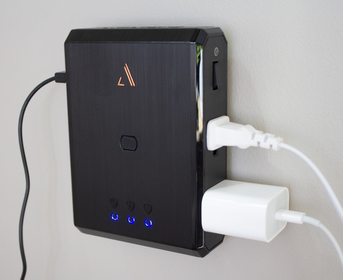 Austere 3SPS4US1 III Series 4 Outlet with Omniport USB - Black