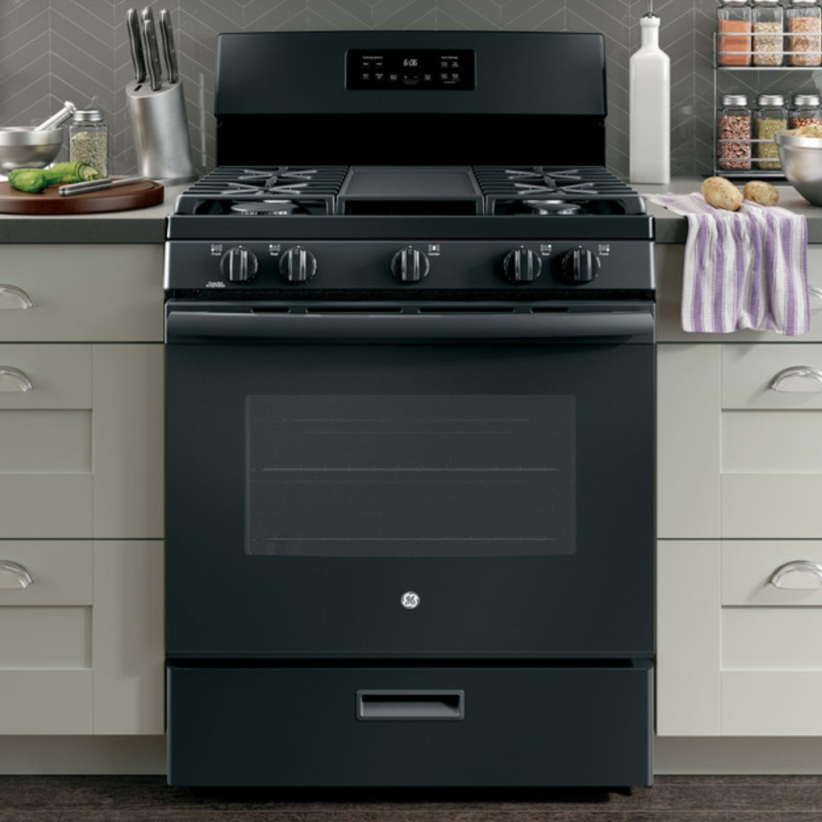 GE JGBS66DEKBB 5.0 cu. ft. Freestanding Natural Gas Range with 5 Burners - Black