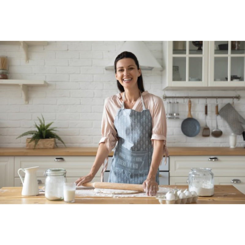 Delantal estilo granja de Krumbs Kitchen: batidor de acero